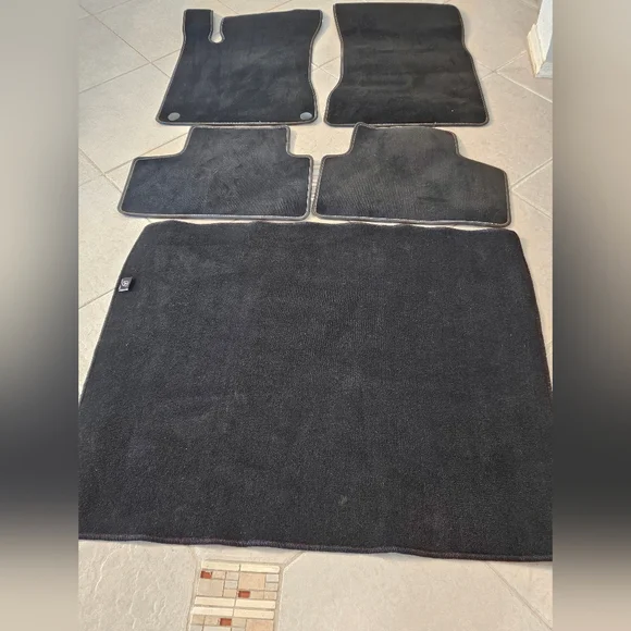 Mercedes carpeted floor mats - Picture 9 of 11